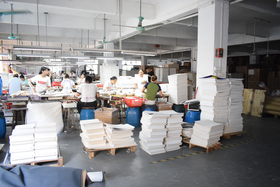 GUANGZHOU YM PACKAGE PRODUCTS CO.,LTD. ligne de production du fabricant