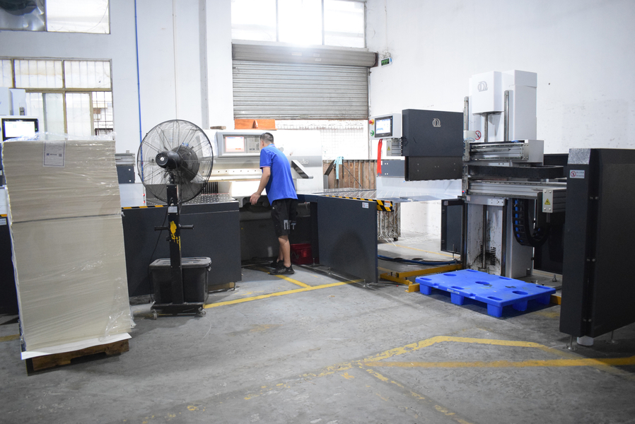 GUANGZHOU YM PACKAGE PRODUCTS CO.,LTD. ligne de production du fabricant