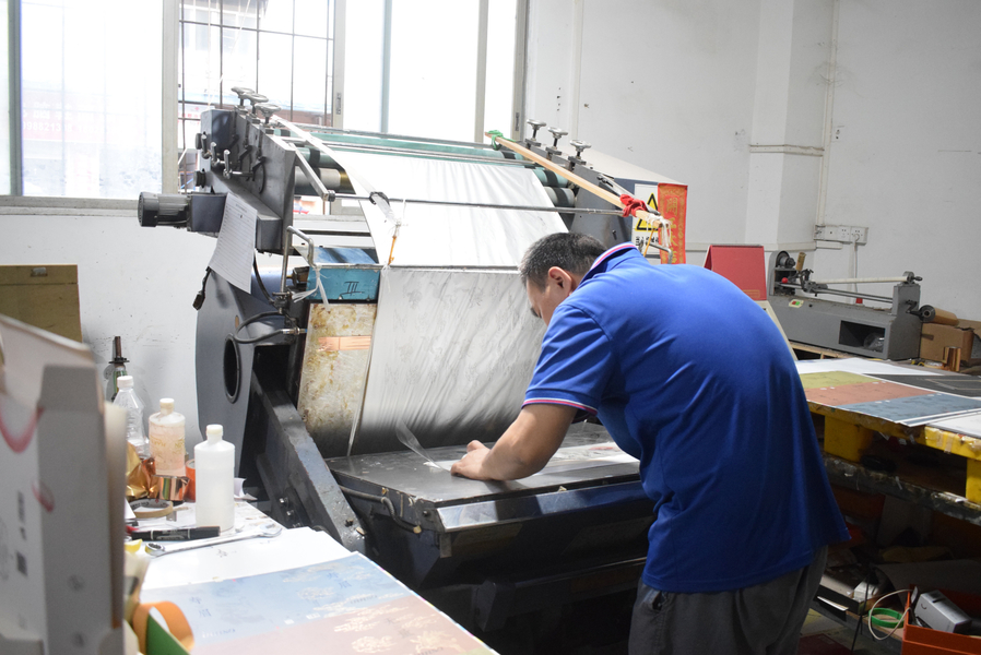 GUANGZHOU YM PACKAGE PRODUCTS CO.,LTD. ligne de production du fabricant