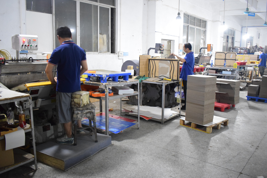 GUANGZHOU YM PACKAGE PRODUCTS CO.,LTD. ligne de production du fabricant