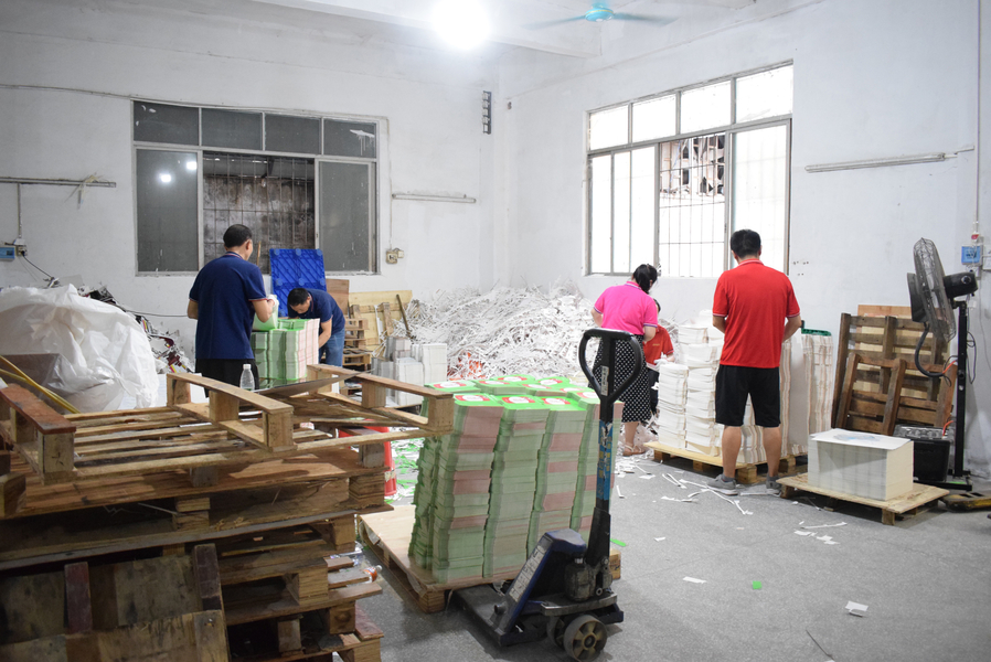 GUANGZHOU YM PACKAGE PRODUCTS CO.,LTD. ligne de production du fabricant