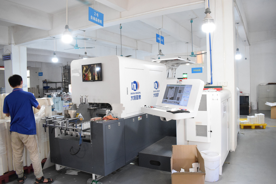 GUANGZHOU YM PACKAGE PRODUCTS CO.,LTD. ligne de production du fabricant