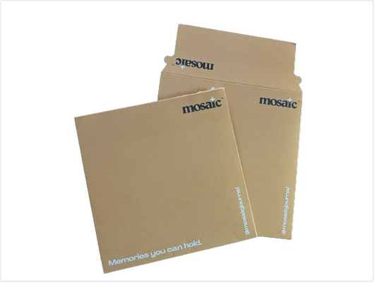 Enveloppes en papier kraft blanc imprimées avec un logo personnalisé pour une expédition sûre