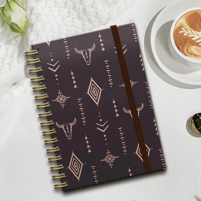 Un ordinateur portable élégant en couverture en spirale avec une grande durabilité et un style élégant avec une disposition de papier en grille.